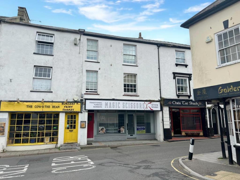 Lot: 106 - VACANT COMMERCIAL UNIT WITH FREEHOLD INVESTMENT - General view of Clare House